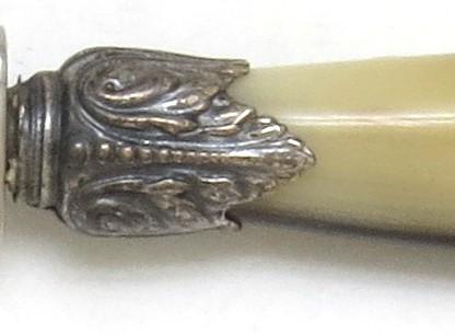COUTEAU A BEURRE EN POINTE DE CORNE BLONDE VIROLE N°42 EN METAL ARGENTE VIEILLI 