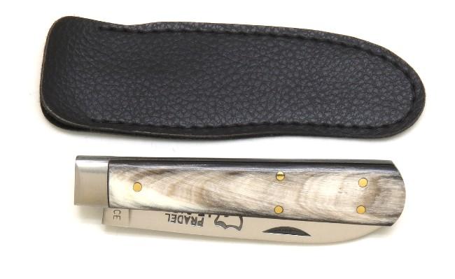 COUTEAU PRADEL MANCHE 9,5 CM EN CORNE UNE PIECE - LAME EN ACIER CARBONE