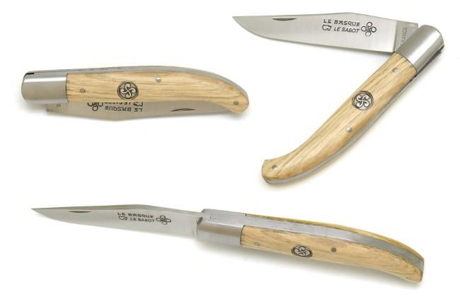 COUTEAU LE BASQUE MANCHE EN BOIS DE CHATAIGNIER MEDAILLON CROIX BASQUE