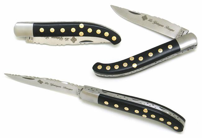 COUTEAU DE POCHE YATAGAN BASQUE EN BOIS D' EBENE DECOR ROSETTES LAITON - MANCHE 12 CM