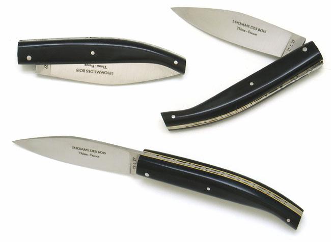 COUTEAU DE POCHE SAINT AMANS EN POINTE DE CORNE NOIRE PLEIN MANCHE 11 CM - RESSORT CISELE MAIN