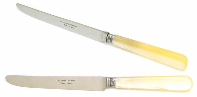 12 COUTEAUX DE TABLE TRADITION LAME A BOUT ROND MANCHE EN RESINE NACRINE - VIROLE COQUILLE N°49