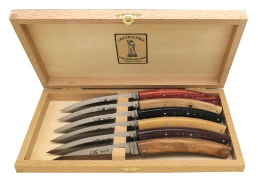 Couteaux de table français en bois assortis