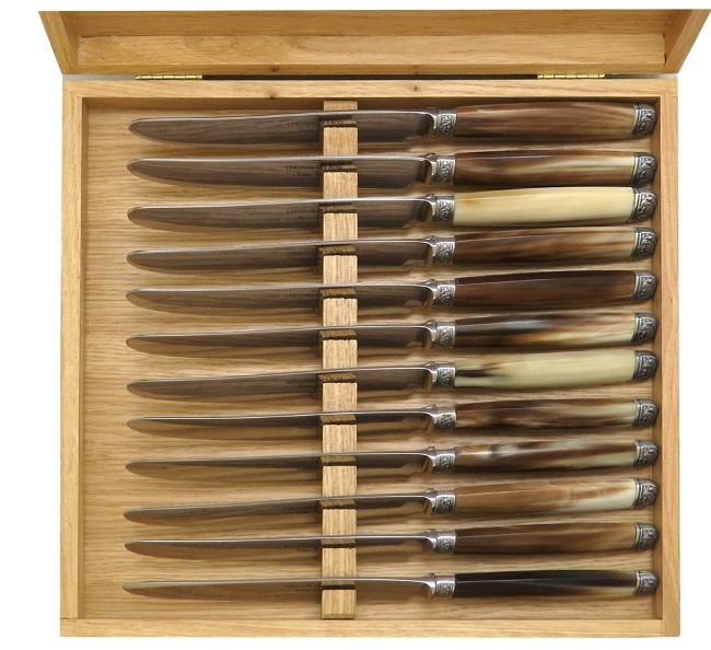 12 COUTEAUX DE TABLE LAME FORGEE A BOUT ROND  EN POINTE DE CORNE - GARNITURE COQUILLE - EN COFFRET CHENE