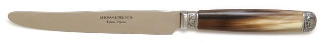 12 COUTEAUX DE TABLE LAME FORGEE A BOUT ROND  EN POINTE DE CORNE - GARNITURE COQUILLE - EN COFFRET CHENE