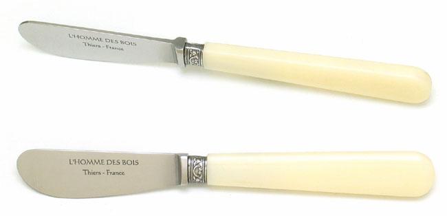 COUTEAU A BEURRE MANCHE EN RESINE FACON IVOIRE VIROLE EN METAL ARGENTE VIEILLI - COQUILLE N°49