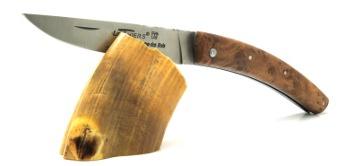 Présentoir original pour couteau en phacochère
